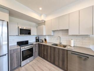 Stylish 1BR Suite with AC and Steps to The Drive - 4