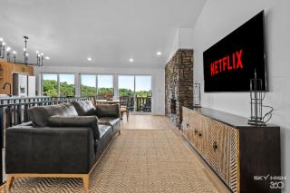 Luxury Beaver Lake Views - 2 Min to Marina and Swim Beach - 4