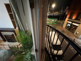 HA PENNY BRIDGE , Elegant Flat with Private Balcony, Liffey View and Kitchen, Shared Bathroom - 9