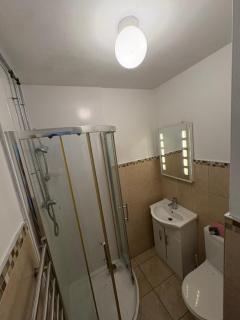 HA PENNY BRIDGE , Elegant Flat with Private Balcony, Liffey View and Kitchen, Shared Bathroom - 1