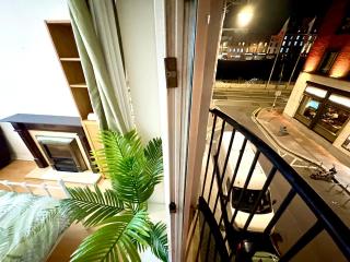 HA PENNY BRIDGE , Elegant Flat with Private Balcony, Liffey View and Kitchen, Shared Bathroom - 4