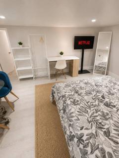 Downtown Toronto Suites Parking Available - 8