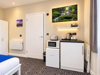 Homesly Guest Rooms, Comfortable En-suite Guest Rooms with Free Parking and Self Check-in - 5