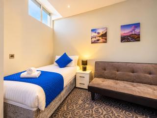 Homesly Guest Rooms, Comfortable En-suite Guest Rooms with Free Parking and Self Check-in - 4