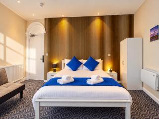 Homesly Guest Rooms, Comfortable En-suite Guest Rooms with Free Parking and Self Check-in - 3