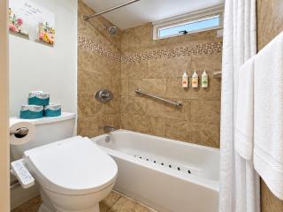 20FL Lanai condo with ocean & bay views, beach access - 3