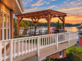 4BR Lakefront Luxury - Hot Tub, Dock and Fire Pit - 0