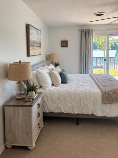4BR Lakefront Luxury - Hot Tub, Dock and Fire Pit - 9