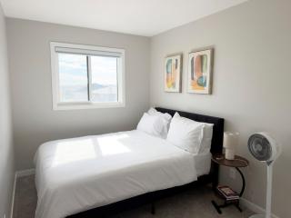 Luxury 4 Bedroom House, Northwest Calgary - 5