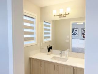 Luxury 4 Bedroom House, Northwest Calgary - 3