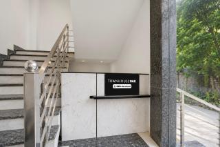 Townhouse Oak Govindpuri Station Formerly Montto Plaza - 1