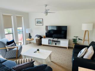 Jestalong House - Pet Friendly Outside - 4 De Guichen Dr - 6