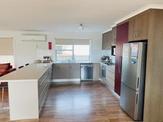 Jestalong House - Pet Friendly Outside - 4 De Guichen Dr - 4