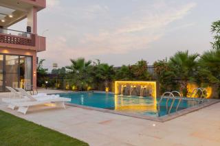 ELIVAAS Signature Parshvika Estate 5 BHK Villa With Private Pool, Jacuzzi Room, Home Theatre, Gym & Landscaped Garden - 9