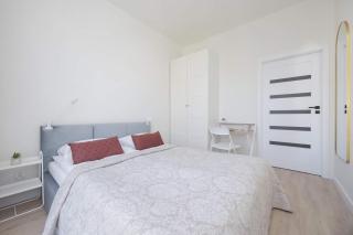 Spacious Apartment with a Balcony for 4 Guests by Noclegi Renters - 9