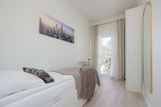 Spacious Apartment with a Balcony for 4 Guests by Noclegi Renters - 8
