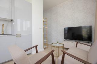Spacious Apartment with a Balcony for 4 Guests by Noclegi Renters - 4