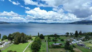 Private 4BR Family Retreat with Huge Garden near Lake Rotorua - 3