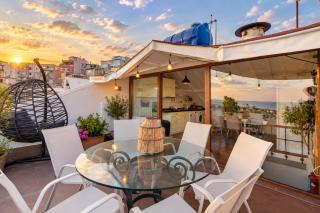 3BR Gem W Sea View Terrace in Historic Peninsula - 4