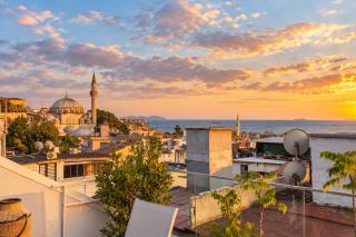 3BR Gem W Sea View Terrace in Historic Peninsula - 1