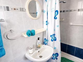 First floor apartment overlooking pool - 6