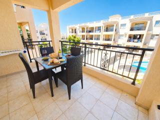 First floor apartment overlooking pool - 1