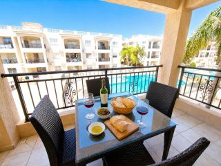 First floor apartment overlooking pool - 0