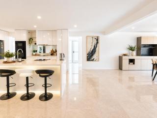 Azure Waters - 4BR Stylish Waterfront Stay in GC with pool - 7