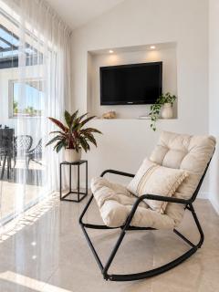 Azure Waters - 4BR Stylish Waterfront Stay in GC with pool - 6