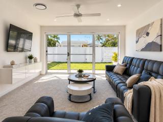 Azure Waters - 4BR Stylish Waterfront Stay in GC with pool - 3