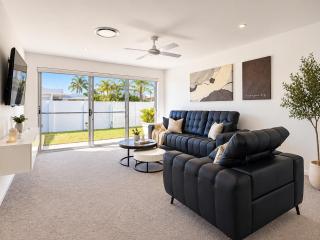 Azure Waters - 4BR Stylish Waterfront Stay in GC with pool - 9