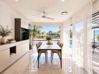 Azure Waters - 4BR Stylish Waterfront Stay in GC with pool - 8