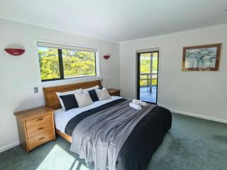 Private 4BR Family Retreat with Huge Garden near Lake Rotorua - 6