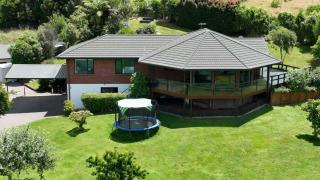 Private 4BR Family Retreat with Huge Garden near Lake Rotorua - 1