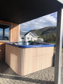 Design House Bakkabud in Grenivík - Waterfront with Outdoor Hot Tub - by Nollur - 8