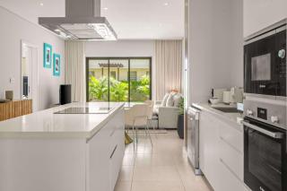 Liora Bay - Modern Retreat & Pool near the Beach - 8