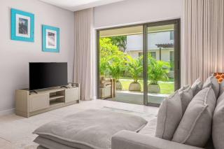 Liora Bay - Modern Retreat & Pool near the Beach - 9
