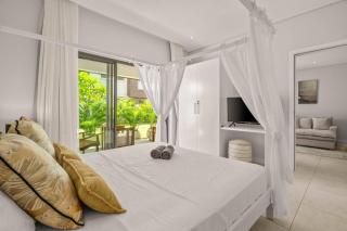 Liora Bay - Modern Retreat & Pool near the Beach - 7