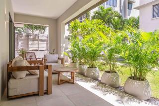 Liora Bay - Modern Retreat & Pool near the Beach - 3