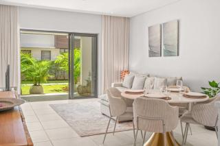 Liora Bay - Modern Retreat & Pool near the Beach - 2