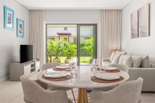 Liora Bay - Modern Retreat & Pool near the Beach - 1