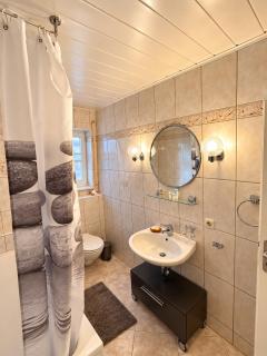 Helles Apartment in ruhiger Lage mit Parkplatz und WiFi, Souterrain - 3