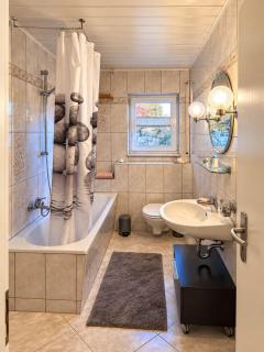Helles Apartment in ruhiger Lage mit Parkplatz und WiFi, Souterrain - 2