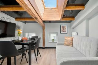 Modern Attic Apartment with Air Conditioning in the City Centre by Noclegi Renters - 6