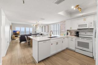 Corner Beach Front Unit - Beach Place #412 - 3