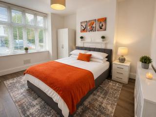 Stylish 2 Bedroom Flat in South London Sleeps 4 - 9