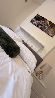 Stylish 2 Bedroom Flat in South London Sleeps 4 - 5