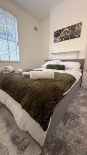Stylish 2 Bedroom Flat in South London Sleeps 4 - 8