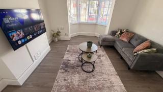 Stylish 2 Bedroom Flat in South London Sleeps 4 - 2