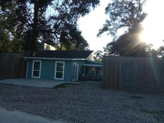 Tanglewood Estates 2 Private Cottage Sleeps 10 - Conroe - 9